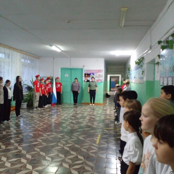 Новая учебная неделя в МОУ "СОШ п.Липовский" началась традиционно.